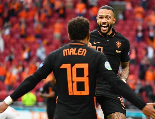 盯着电脑是 盯着电脑是